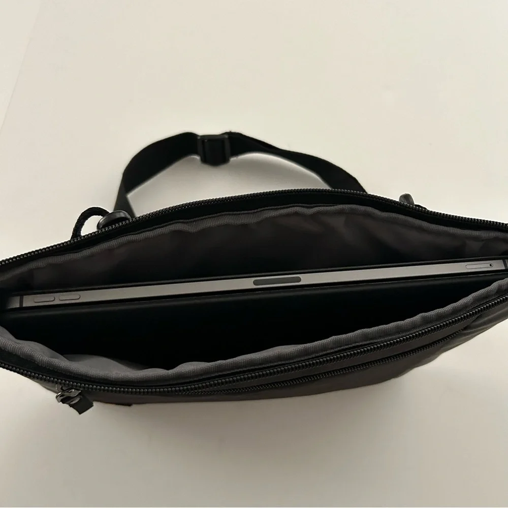 ⭐ Case Logic Intrata Black small Laptop iPad tablet shoulder bag travel case